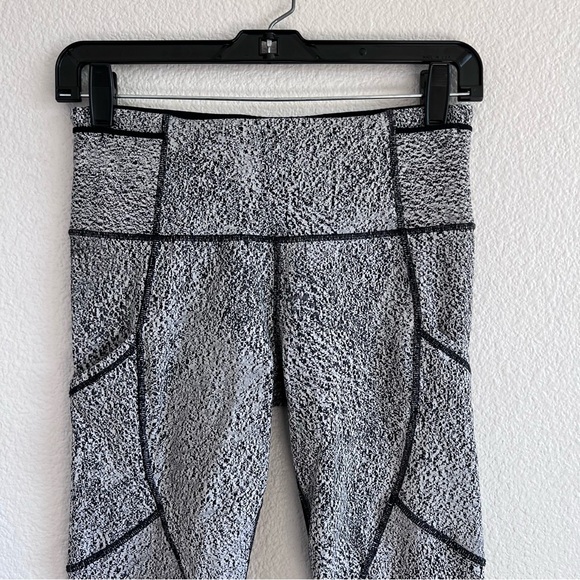 Lululemon Outrun Tight
Power Luxtreme Spray Jacquard White Black / Black - Picture 2 of 6